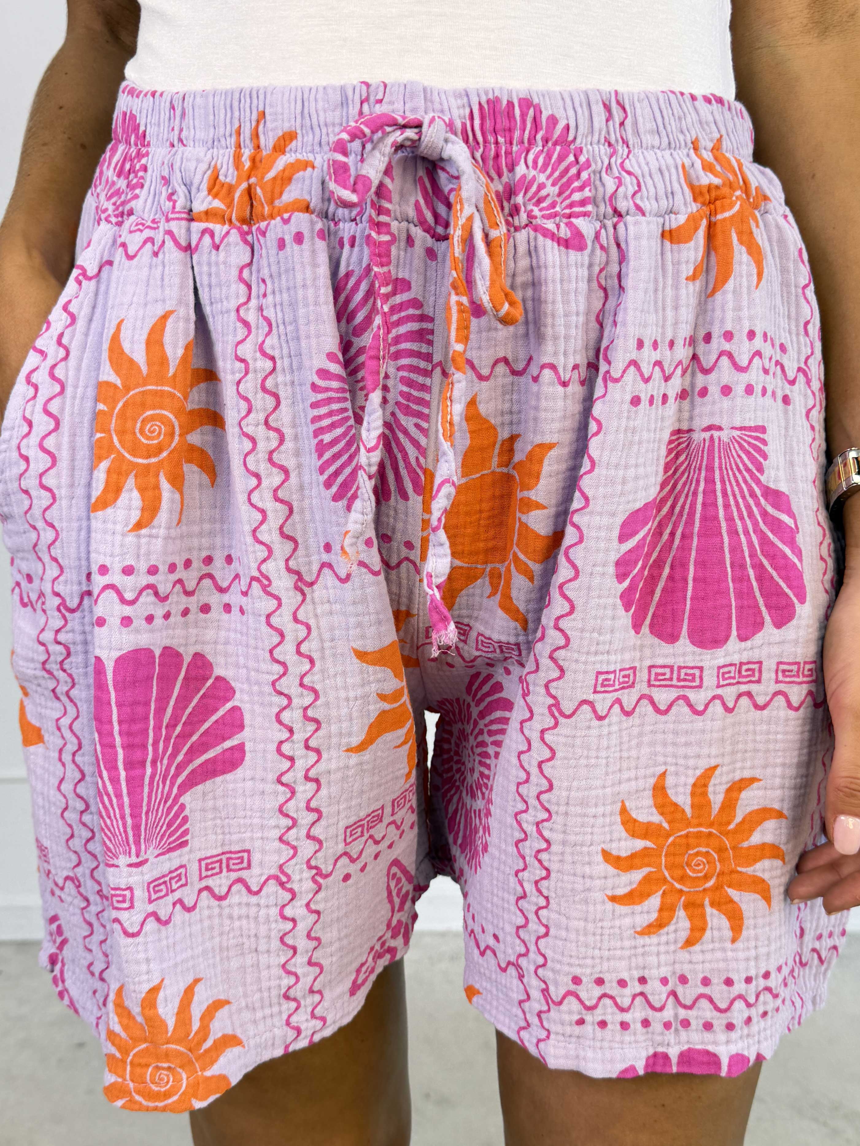 Stevie Summer - Plus size shorts i bomulds musselin-stof med sommermotiver